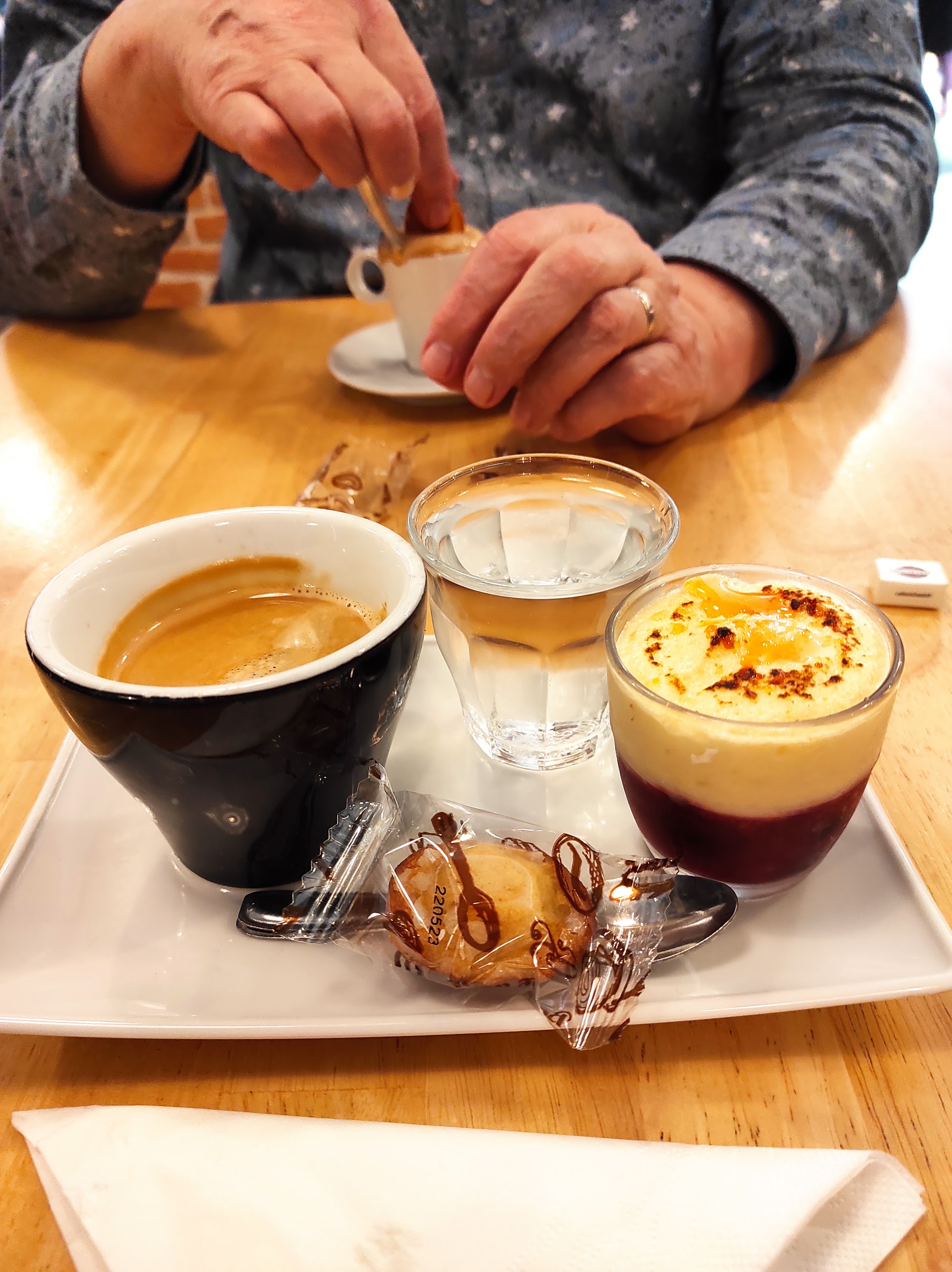 Photo Le bouche à oreille