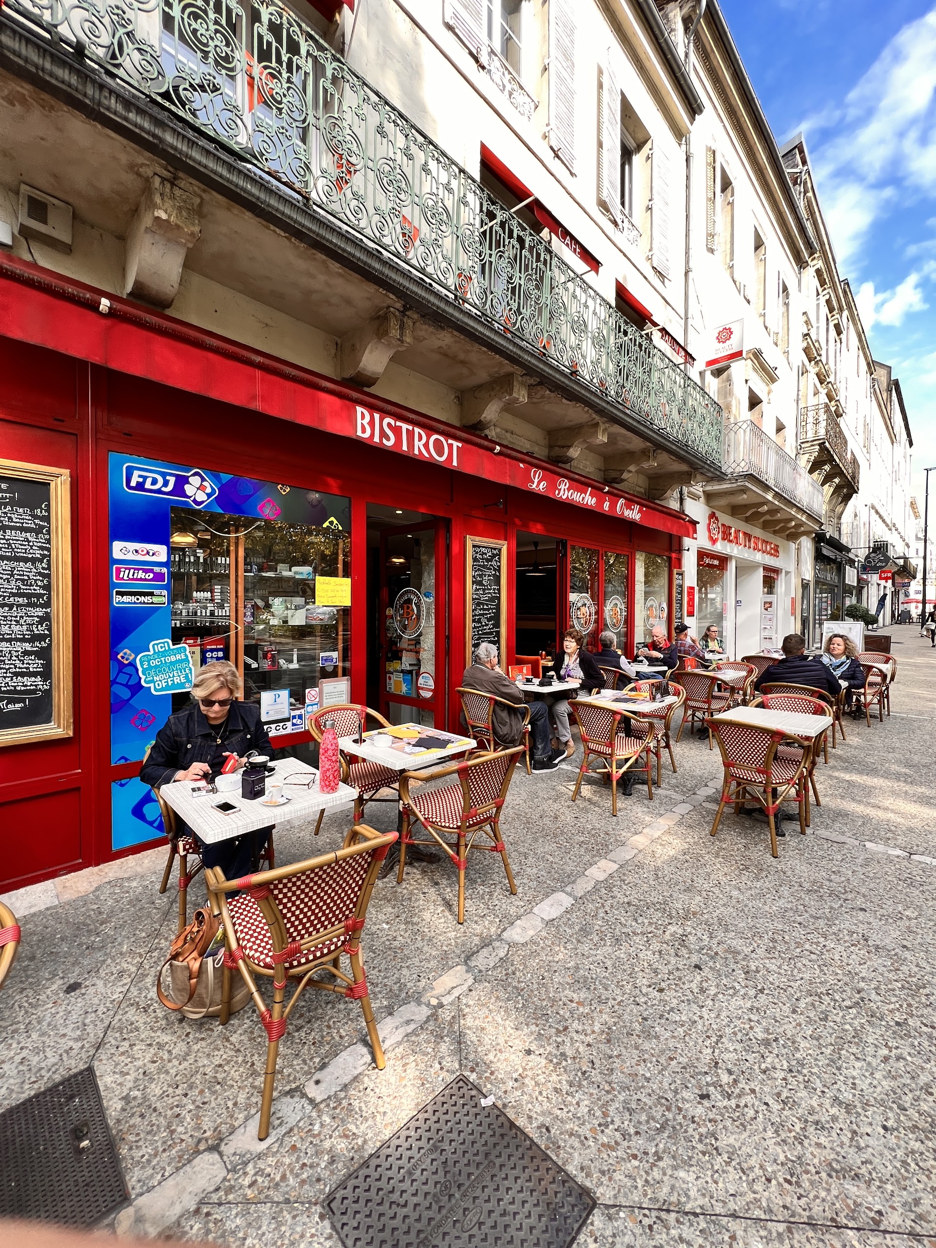 Photo Le bouche à oreille