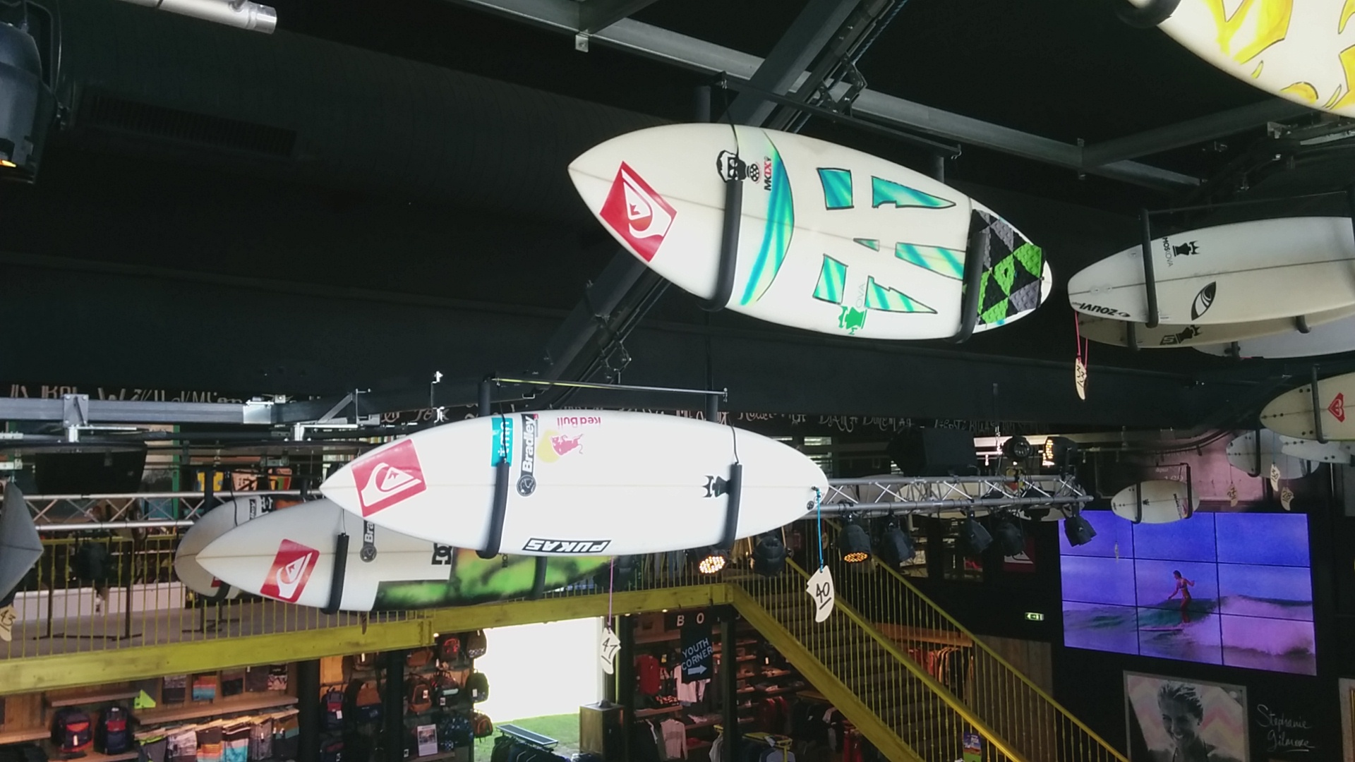 Photo Magasin Boardriders Quiksilver Billabong Roxy Element DC Shoes RVCA