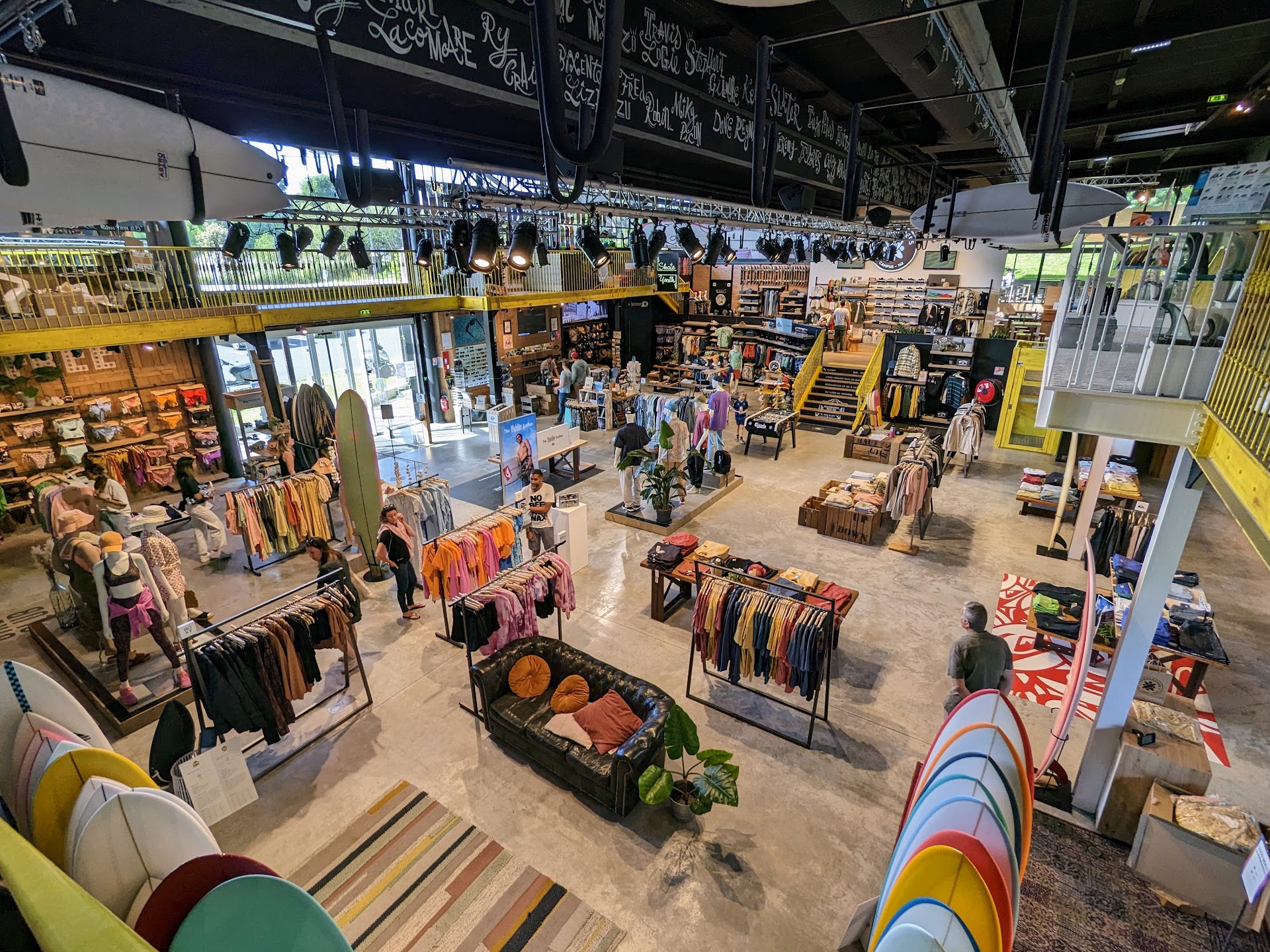 Photo Magasin Boardriders Quiksilver Billabong Roxy Element DC Shoes RVCA