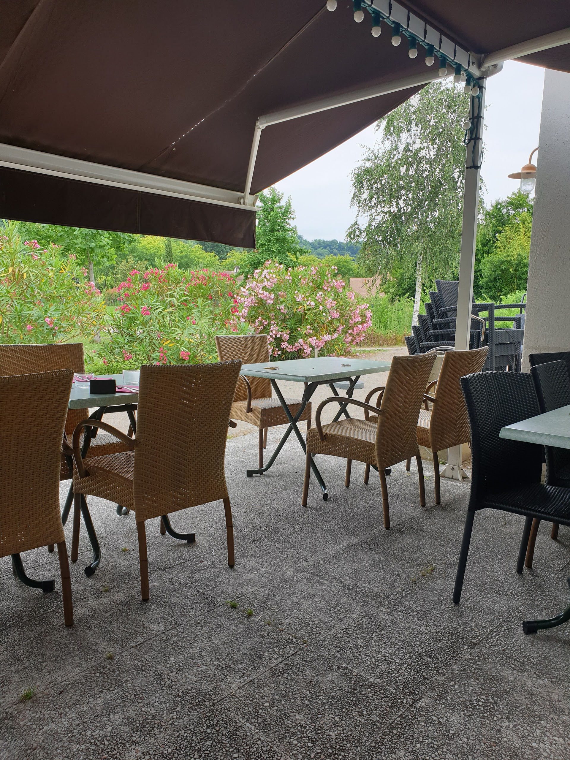 Photo Le Pare-Faim. Restaurant Bar Brasserie avec grande terrasse - cuisine traditionnelle - produits frais et locaux