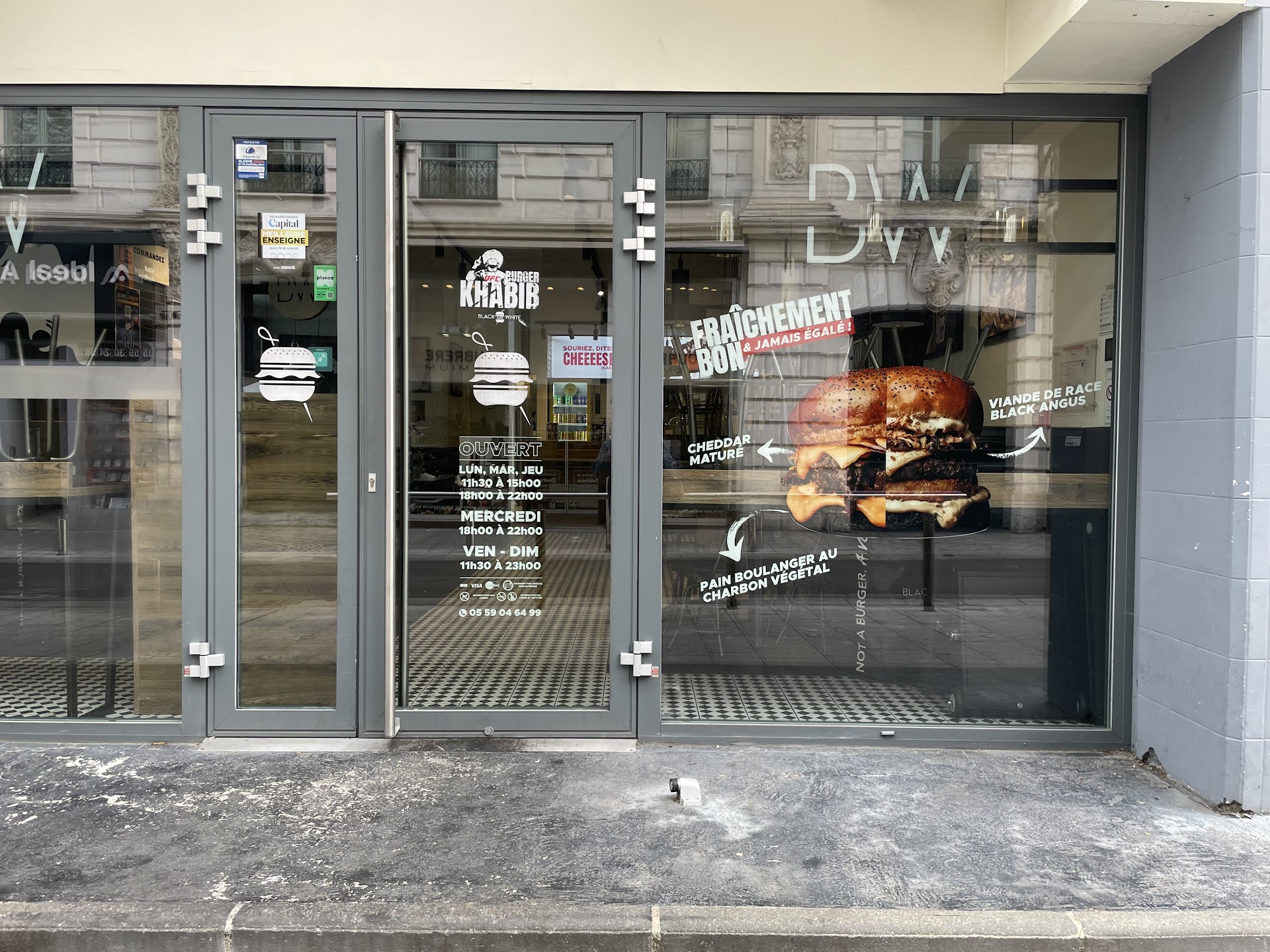 Photo Black & White Burger Pau