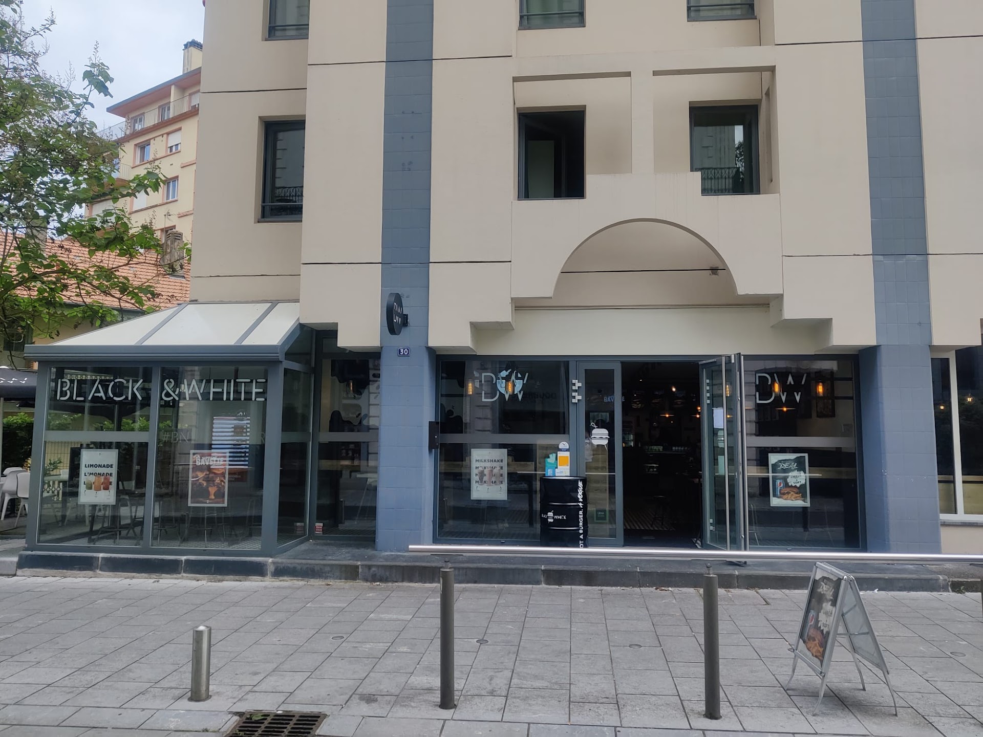 Photo Black & White Burger Pau