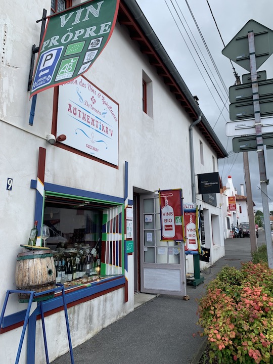 Photo @Authentikav Cave à Vins Propres Parking Derrière