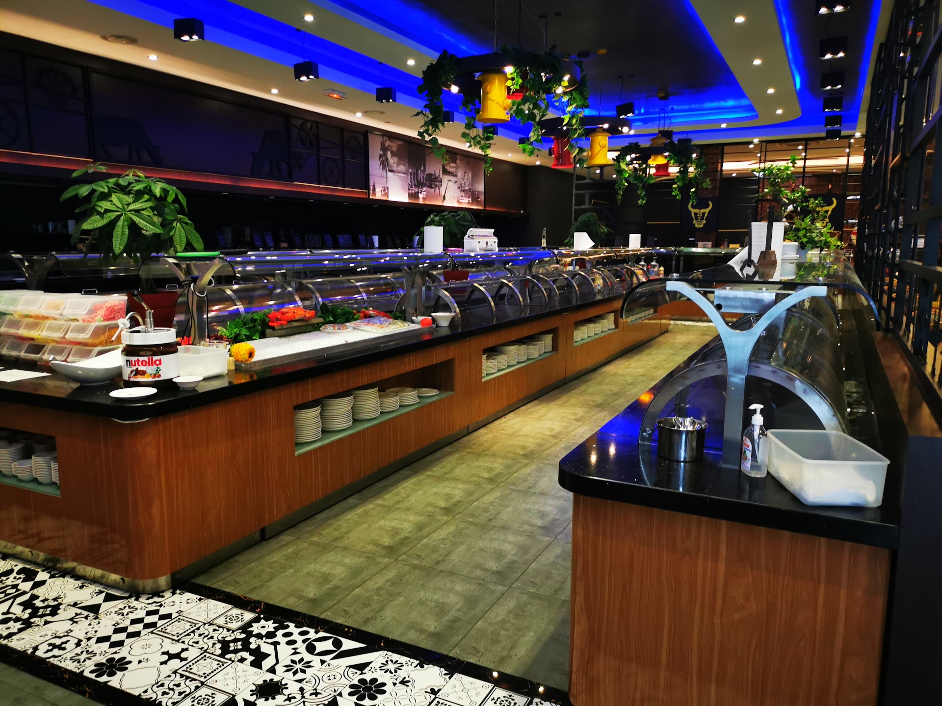 Photo •• Cuisine du monde •• BUFFET À VOLONTÉ •• WOK •• GRILLADES •• À SAINTES