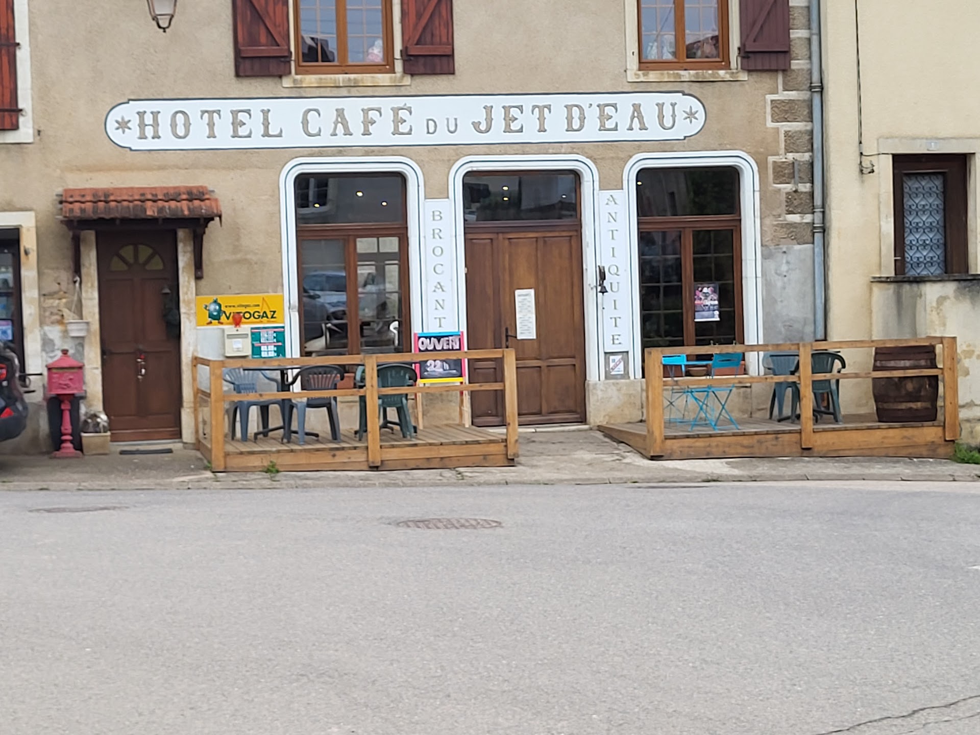 Photo LE café du jet d'eau
