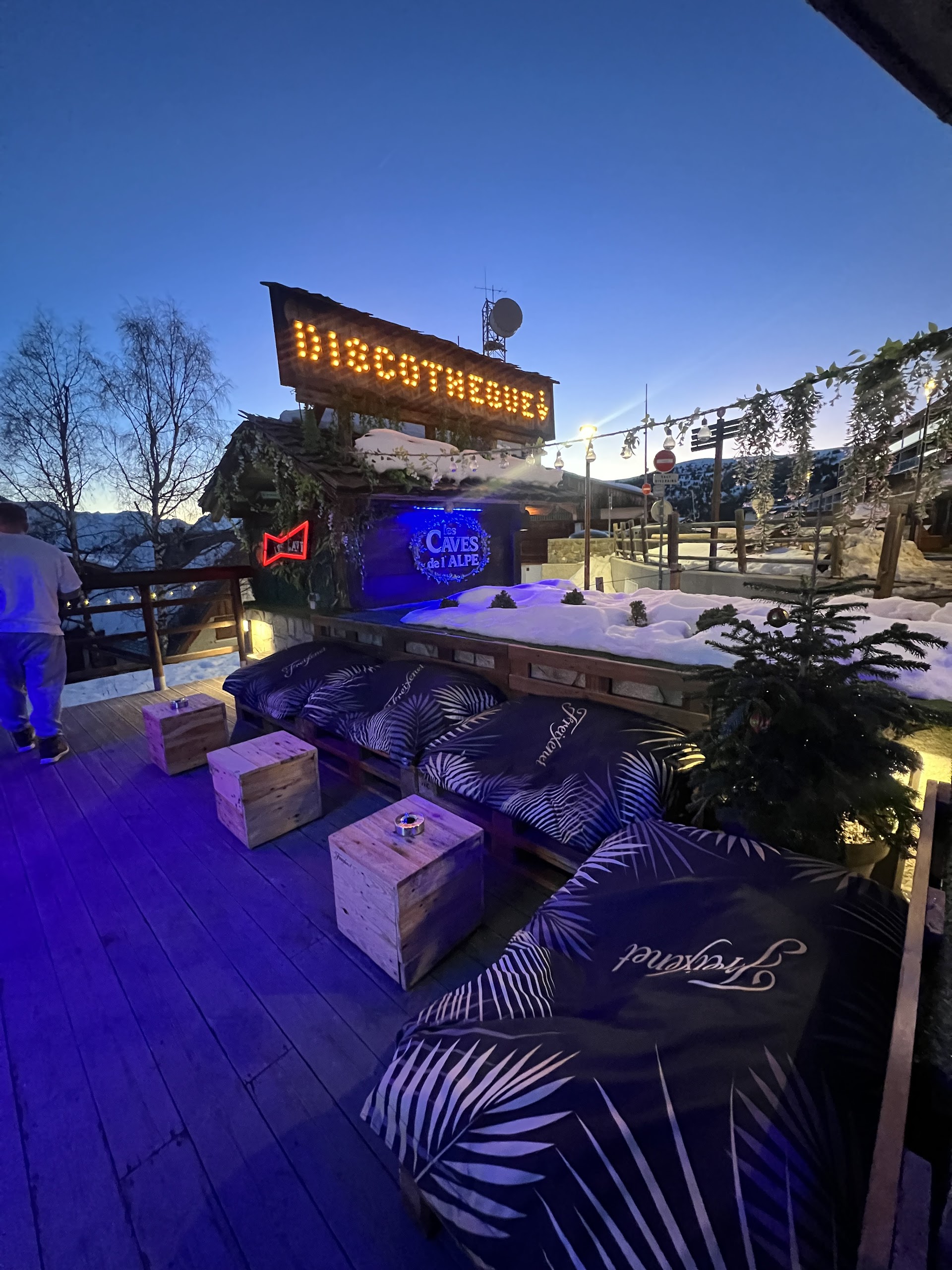 Photo Eight bar x Caves